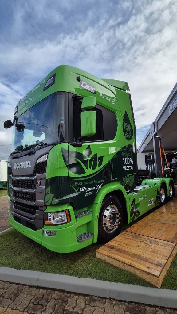 Scania e Brasdiesel expõem o primeiro caminhão 100% a biodiesel na tração 6x2 na Expodireto 2024