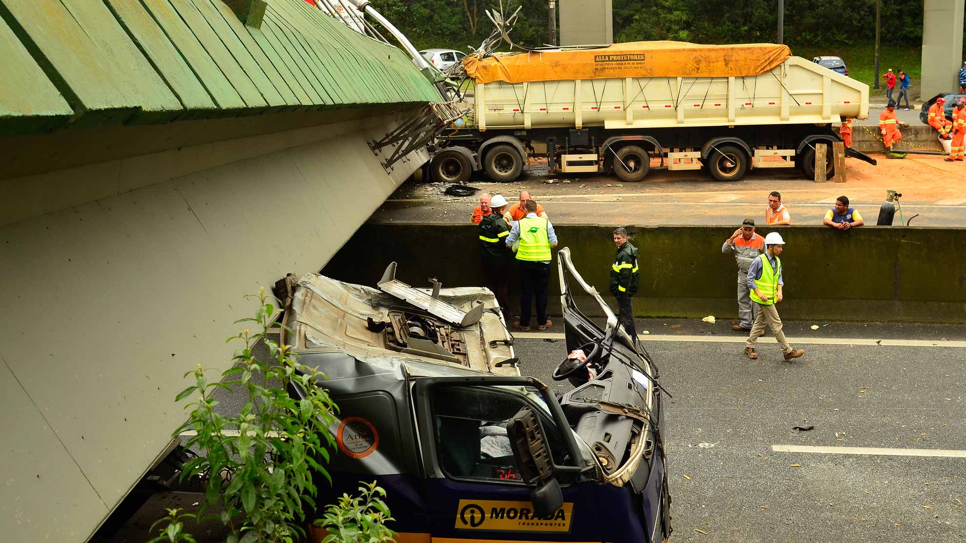 Caminhão com caçamba levantada derruba passarela no km 30 da via Anchieta Rovena Rosa/Agência Brasil
