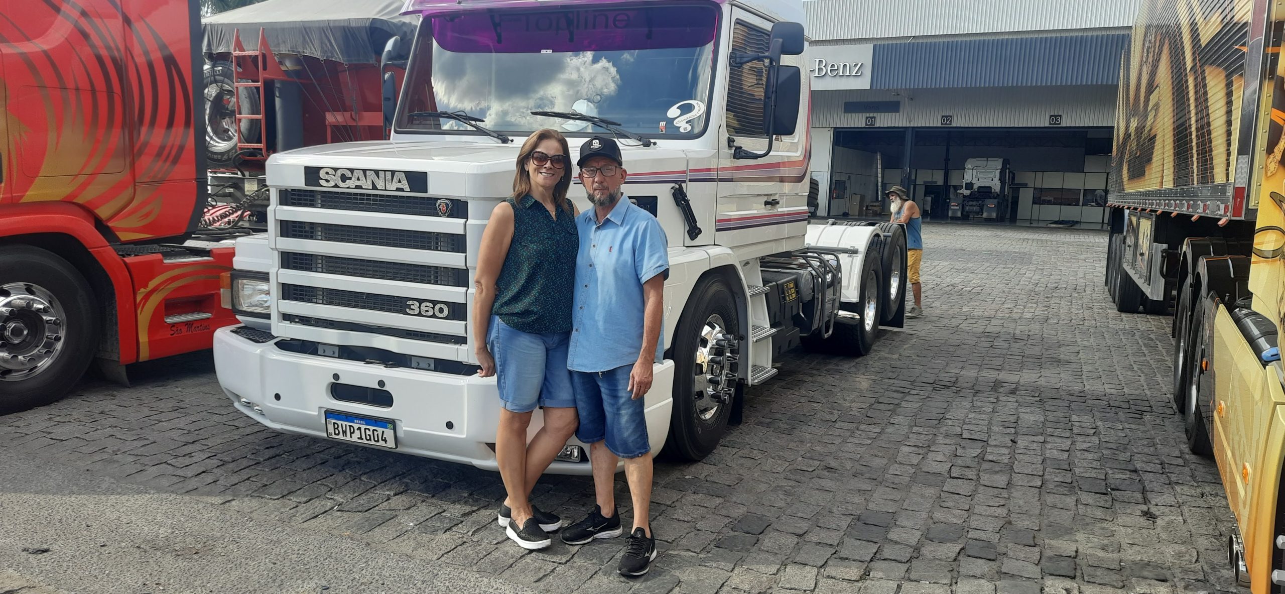 O mecânico, Marcos Rocha, ao lado da esposa Isabel. Vão às etapas da Copa Truck com o Scania 113 H