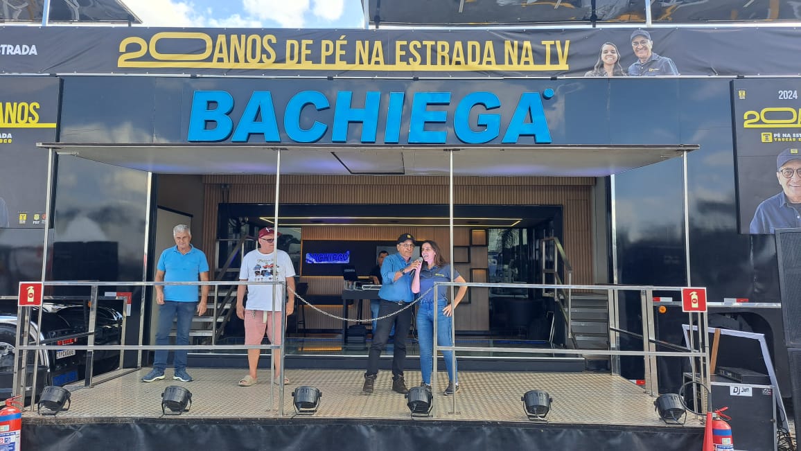 Pedro Trucão e Paula Toco fazem a abertura do evento na carreta da Bachiega