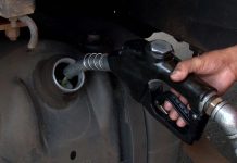 Petrobras reajusta preço do diesel em R$ 0,38 a partir de amanhã Petrobras reajusta preço do diesel em R$ 0,38 a partir de amanhã