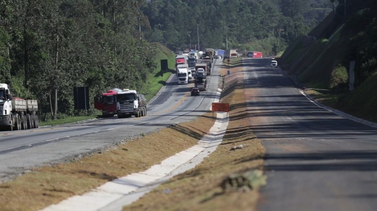 Ausência de muro de proteção ou guard rail