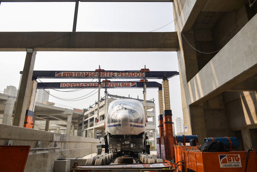 Conheça o caminhão que transportou o trem da linha-17