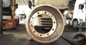 Qual o motivo das rodas dos caminhões pegarem fogo?
