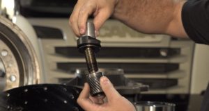 Qual o motivo das rodas dos caminhões pegarem fogo?
