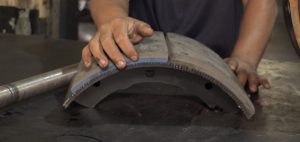 Qual o motivo das rodas dos caminhões pegarem fogo?
