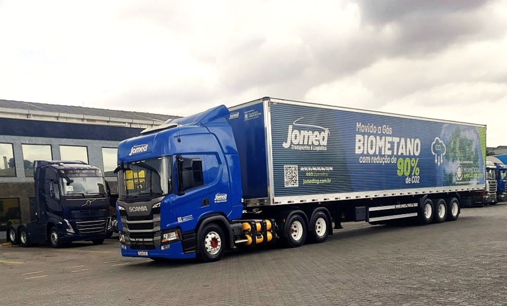 Agora, 20 dos 200 caminhões, conseguem abastecer com biometano fornecido pela Ultragaz. Agora, 20 dos 200 caminhões, conseguem abastecer com biometano fornecido pela Ultragaz.