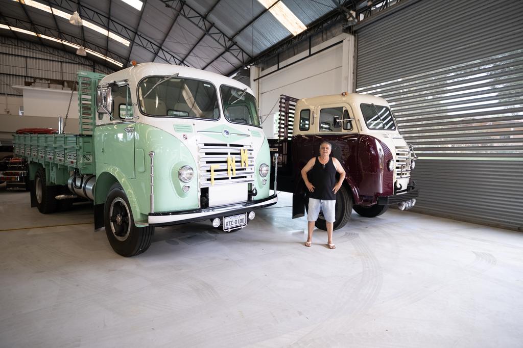 Ambos os caminhões pertencem ao empresário paulistano Osvaldo Tadeu Strada, 68 anos, conhecido no meio como “Rei dos FNM”.