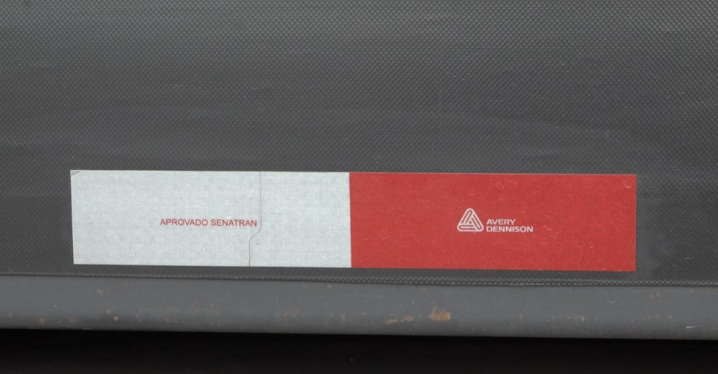 Você sabe identificar uma faixa refletiva falsa?