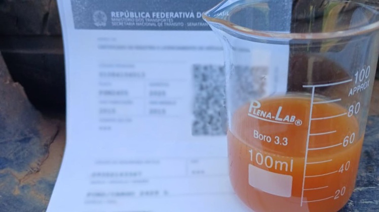Polícia flagra fraude no sistema Arla 32 de caminhão 