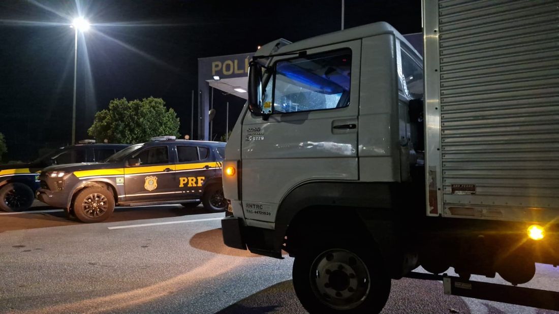PRF recupera caminhão roubado e veículo de entrega urbana em operações nas BRs 116 e 262
