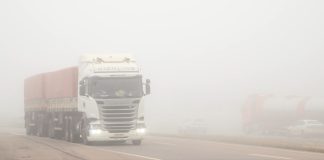 Atenção no trecho: neblina na pista e furto de módulos Caminhão na estrada com neblina