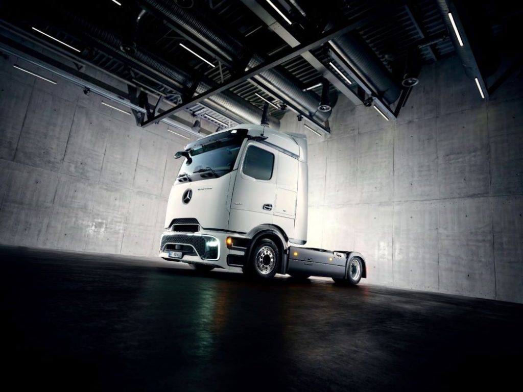 Novo eActros Lowliner da Mercedes-Benz Trucks amplia capacidade para transporte pesado