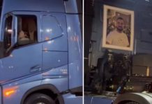 Última viagem: mãe caminhoneira leva caixão do filho em seu caminhão Última viagem: mãe caminhoneira leva caixão do filho em seu caminhão