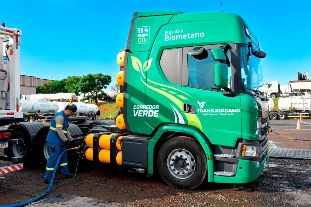 Transportadora cria corredor verde com meta de operar 100 caminhões a biometano